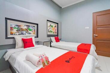 호텔 Reddoorz Resort Premium @ Sangkan Hurip Kuningan