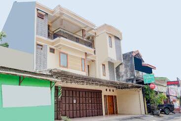 בית מלון כפרי Koolkost Syariah Near Taman Sriwedari Laweyan