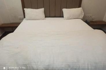 בית מלון כפרי Oyo 79581 B S Palace