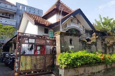 호텔 Spot On 90365 Rumah Kost Alor