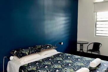 هاستل Mom Darwin