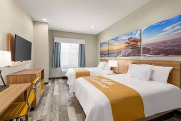 호텔 Days Inn & Suites By Wyndham Greater Tomball