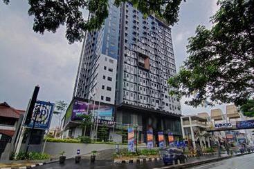 ホテル Oyo 90339 Evenciio Apartment