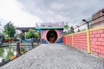 בית מלון כפרי Oyo 90303 Cafe & Homestay Kolam Pancing Abah