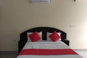 בית מלון כפרי Staymaker Srinivasa Residency