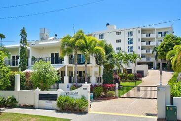 בית מלון כפרי Bellevue At Trinity Beach