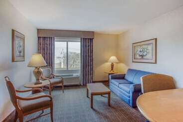 هتل La Quinta By Wyndham Islip   Macarthur Airport
