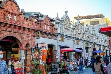 هتل Monarch Plaza