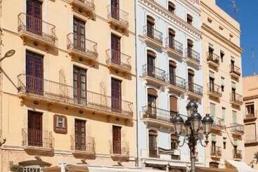 فندق Plaça De La Font