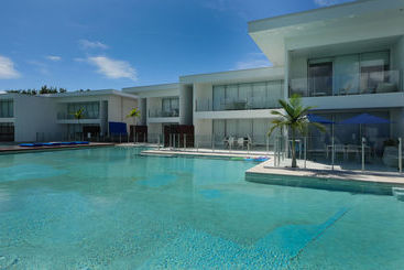 هتل Pool Resort Port Douglas