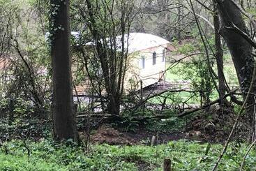 בית מלון כפרי Shepherds Huts Ham Hill, 2 Double Beds, Bathroom, Lounge, Diner, Kitchen, Love Dogs & Cats Looking O