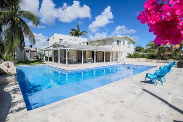 بنسيون El Retreat Guest House