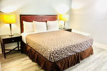 Отель Montgomery Inn & Suites