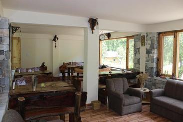 فندق Tirthan Anglers Retreat