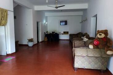 ペンション White House Hostel