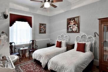 Brockamour Manor Bed And Breakfast