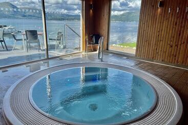 Holly Tree Hotel, Swimming Pool & Hot Tub