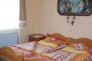 هتل Pension Familia