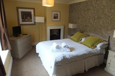 בית מלון כפרי The Red Lion, Stretham