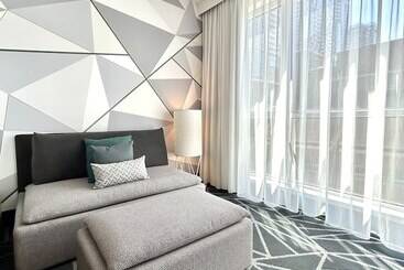 Отель Warwick Le Crystal Montréal