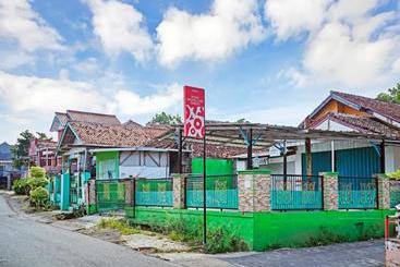 בית מלון כפרי Oyo 90416 Wisma Wayang Ajen