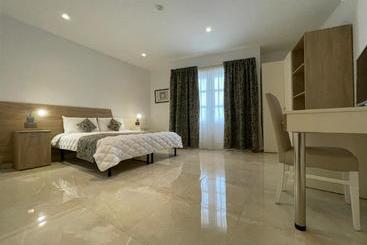 تختخواب و صبحانه La Reggia Seaview Guesthouse