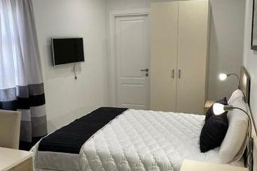 تختخواب و صبحانه La Reggia Seaview Guesthouse