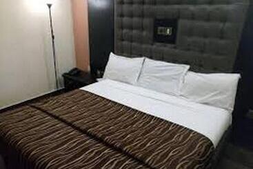 بنسيون Room In Lodge Nelrose Hotel, Asaba