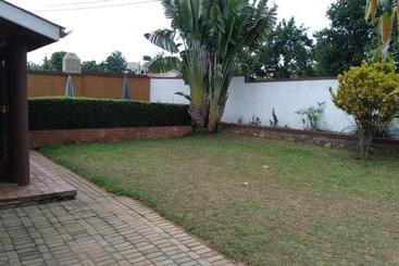 تختخواب و صبحانه Sky Inn