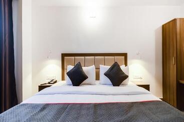 هتل Oyo 79957 Oyo Townhouse  Clark Inn