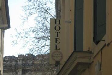 هتل De L Amphitheatre