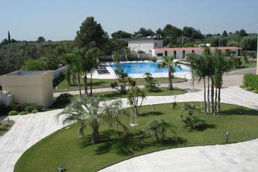 בית מלון כפרי Resort Dei Normanni