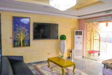 فندق Madaki S Executive Suites