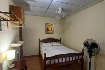 هاستل Hostal Los Chamos
