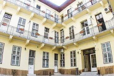 Central Hotel 21 And Apartments