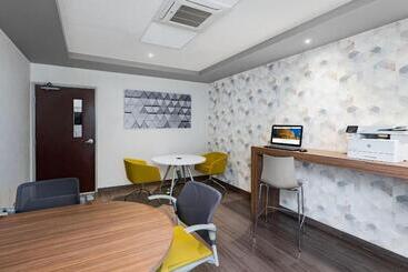 בית מלון כפרי City Express By Marriott Silao Aeropuerto