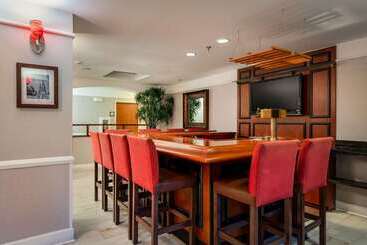 هتل Spark By Hilton Savannah Airport