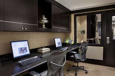 فندق Revery Toronto Downtown, Curio Collection By Hilton