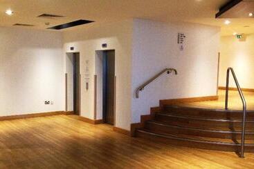 בית מלון כפרי Holiday Inn Express London Epsom Downs, An Ihg