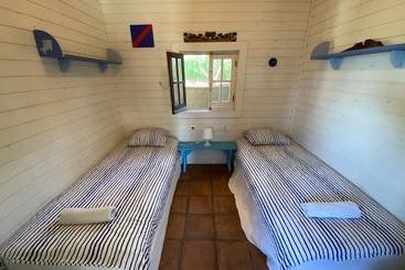 Beautiful 2 Bed Room Cottage With Seaview/ Garden