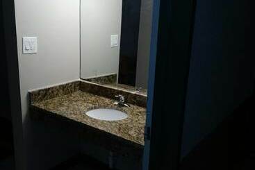 호텔 Peachtree Inn & Suites