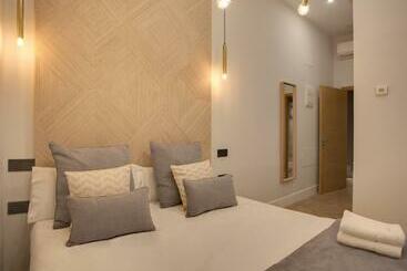 مسافرخانه Suites You Soho