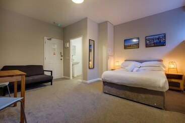 هتل Station Lodge   Free Off Site Health Club Access With Pool, Sauna, Steam Room & Gym
