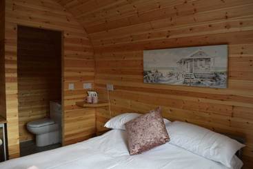 קוטג'' Impeccable1 Double Bed Cabin In Poole With Hot Tub