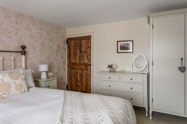 Maggie Puddle Cottage