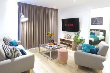 هتل آپارتمان Tudors Esuite Grand Central Apart