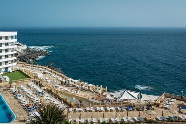 Pearly Grey Ocean Club Apartments & Suites
