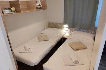 בית מלון כפרי Amadria Park Deluxe Mobile Homes