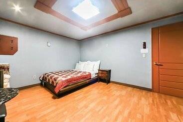 בית מלון כפרי Geojedo Gohyeon Manhattan