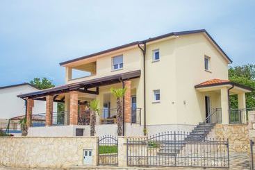 קוטג'' Beautiful And Modern Villa With Private Pool In Village Kastelir In Istria